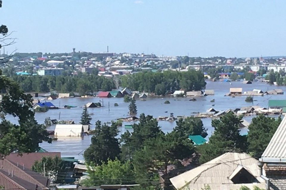 Уровень воды спал на 1,5 метра, но все еще остается критическим. Фото: Николай ТЕКАЛОВ