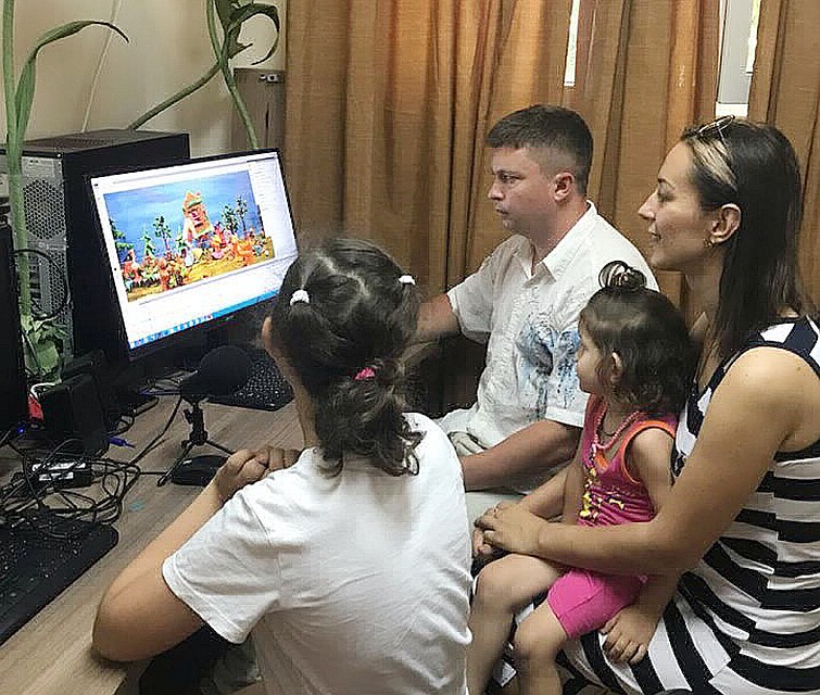 Профессиональный мультипликатор помогает родителям и детям собирать мультфильмы Фото: Центр «Особое детство»