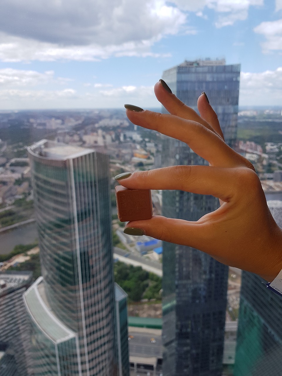 На высоте 89 этажа в башне «Федерация» Москва-Сити открыли фабрику шоколада. Фото: Алиса ТИТКО