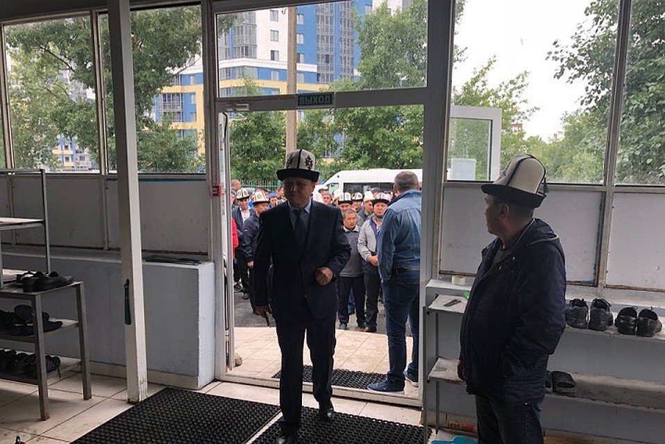 Проводить в последний путь Каримова пришли сотни представителей диаспоры.