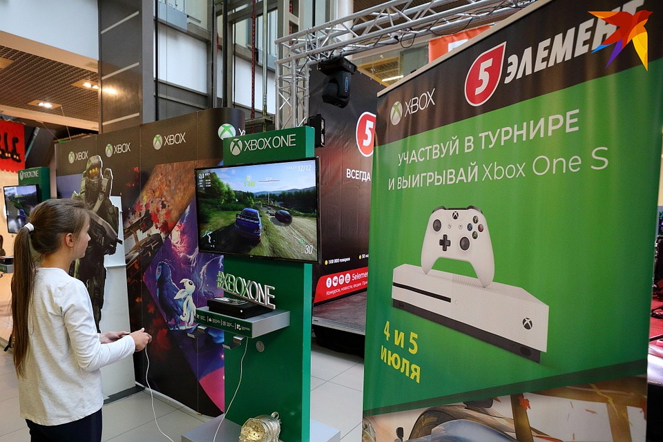 В день открытия «5 элемента» в ТЦ «Замок» прошел турнир по игре Forza Horizon на Xbox. Фото: Святослав ЗОРКИЙ