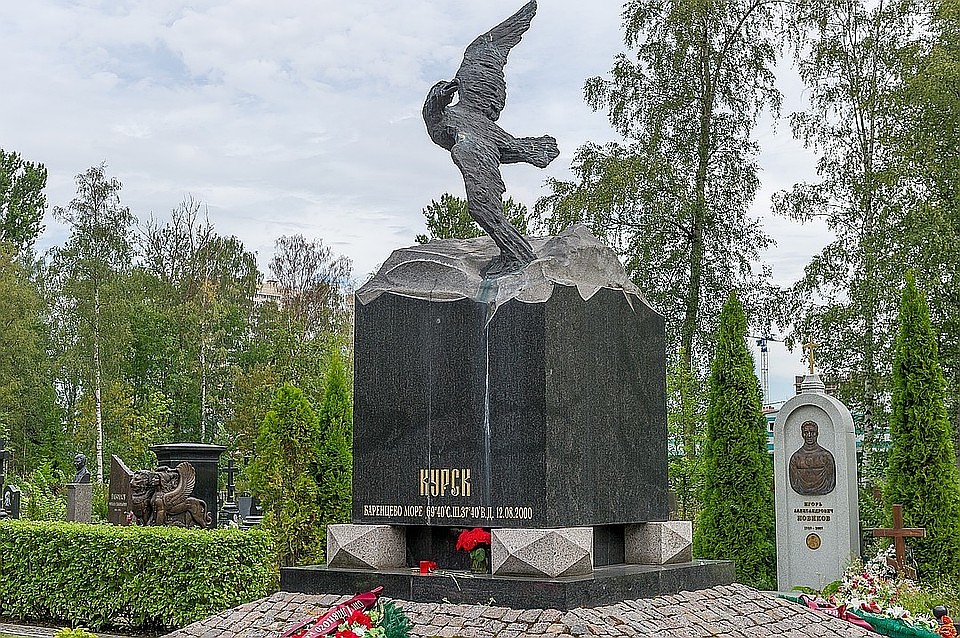 Моряки будут похоронены рядом с мемориалом экипажу подлодки "Курск" Фото: Олег ЗОЛОТО