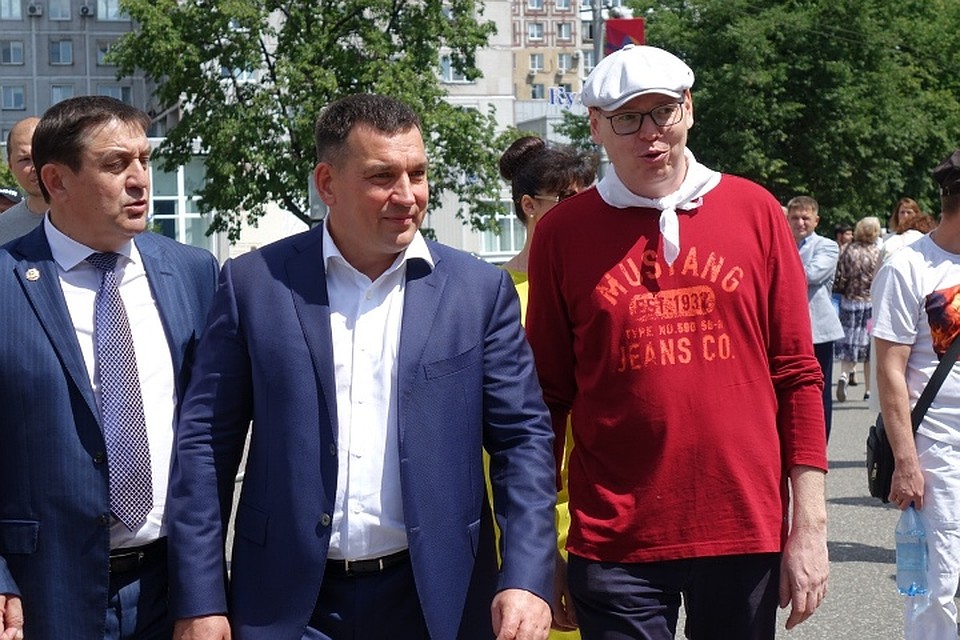 Вместе с горожанами праздник отмечает мэр Сергей Кузнецов Фото: Екатерина РОМАНОВА