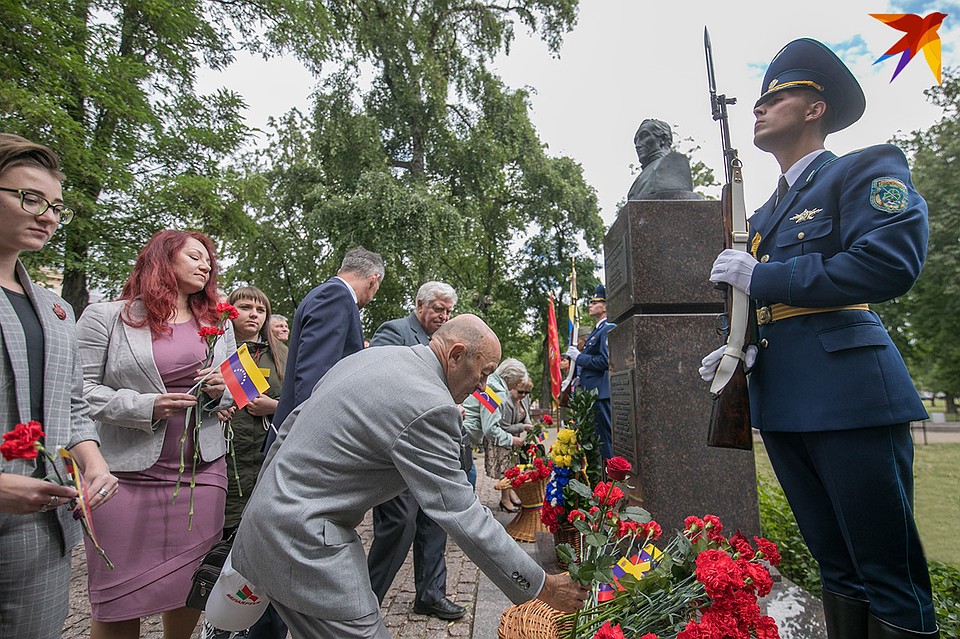 Возложение цветов к памятнику Симона Боливара. Фото: Павел МАРТИНЧИК