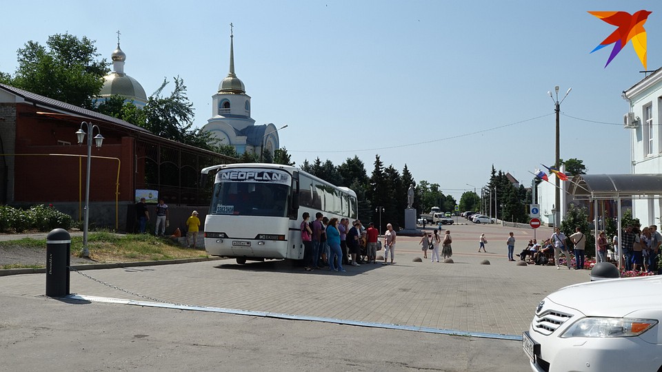 Село Покровское - каждое утро из Донецка сюда приходят автобусы с будущими нашими соотечественниками. Фото: Дмитрий СТЕШИН