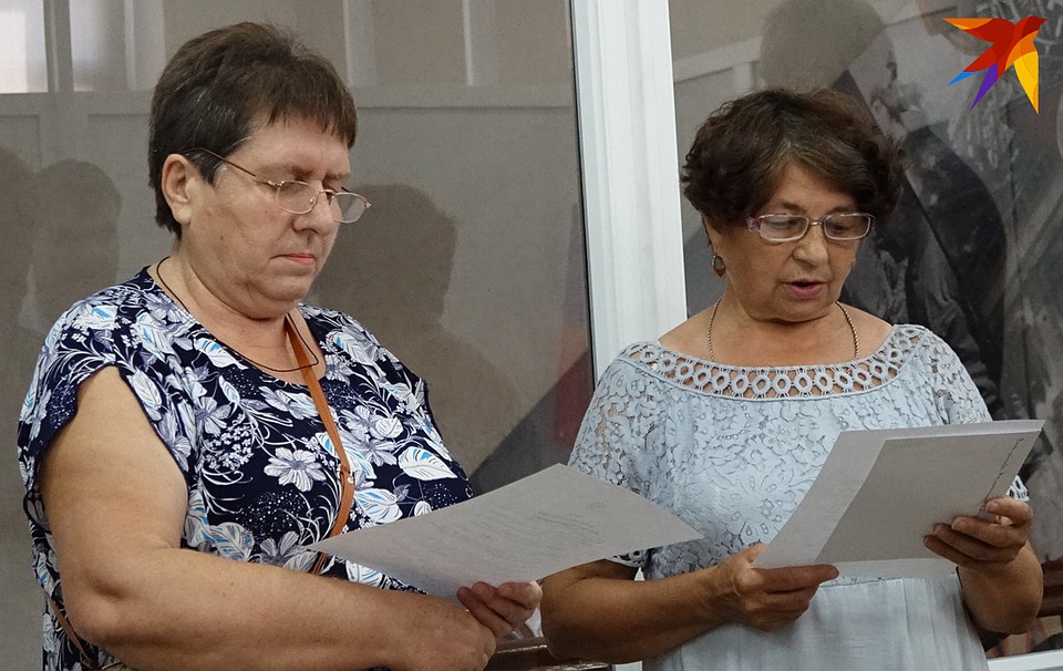 Валентина, экономист из многострадальной Горловки (на фото справа) принимает присягу. По ее словам, самое неприятное - каждый вечер объяснять внучке - кто по ним стреляет, и почему их хотят убить. Фото: Дмитрий СТЕШИН