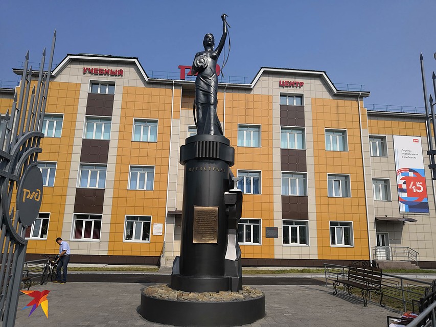 Памятник Магистрали в Тынде. То ли древнегреческая муза, то ли "Свобода на баррикадах". Фото: Алексей Иванов