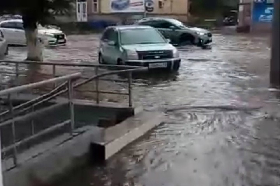 Воды на улицах города было по колено. Фото: vk.com/etotkirov