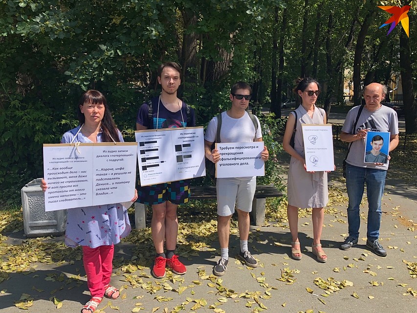 Мама Саши приехала в Екатеринбург всего на пару часов, но за это время несколько прохожих поинтересовались историей ее сына