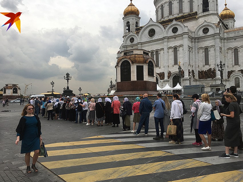 Есть среди паломников и молодежь. Некоторые приходят парами Фото: Павел КЛОКОВ