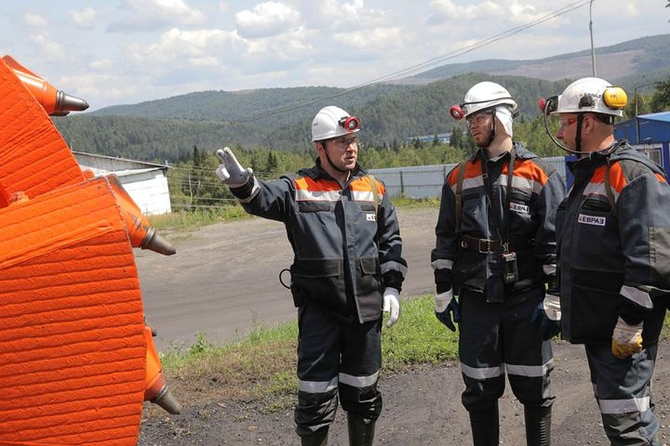 Пока комбайн готовится к спуску в шахту, Илья Сорокин попробовал управлять им. ФОТО: Денис Рассохин.