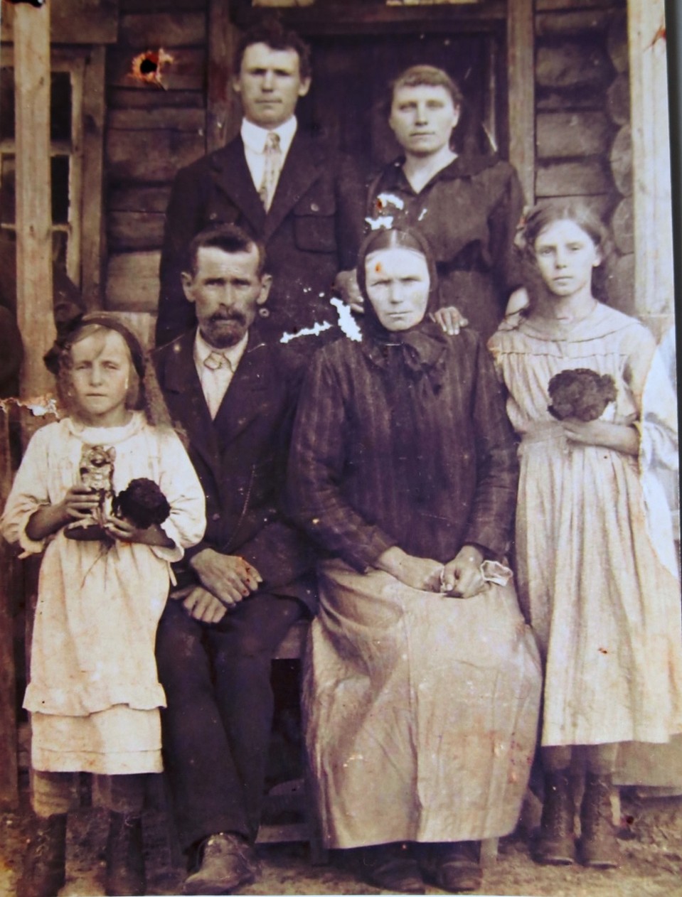 На старом фото из архивы Ирины Ревва - Франц и Аполлония, родители братьев Чернышевичей, их сын Бернард с женой, а справа - дочь Виктория.