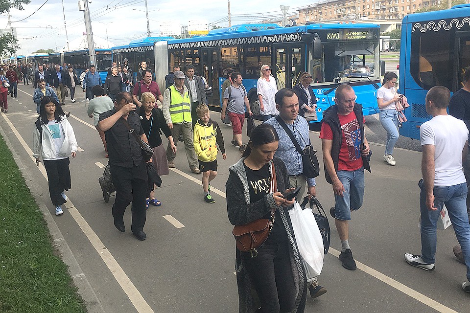Путь от «Университета» до «Саларьево» на автобусе займет почти в два раза больше времени, чем на привычном метро. Фото: Павел КЛОКОВ