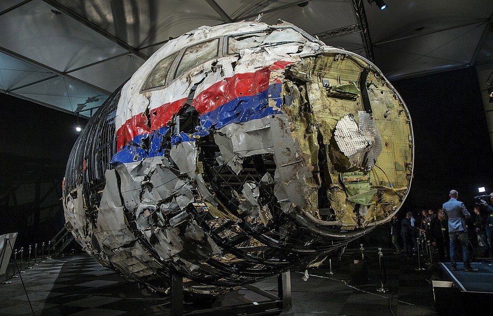 Боевая часть ракеты взорвалась слева от самолёта непосредственно возле кабины пилотов. Фото: REUTERS