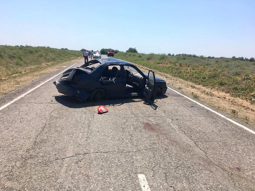 Водитель выжил, а его пассажирка погибла на месте. Фото ГУ МВД по Астраханской области.