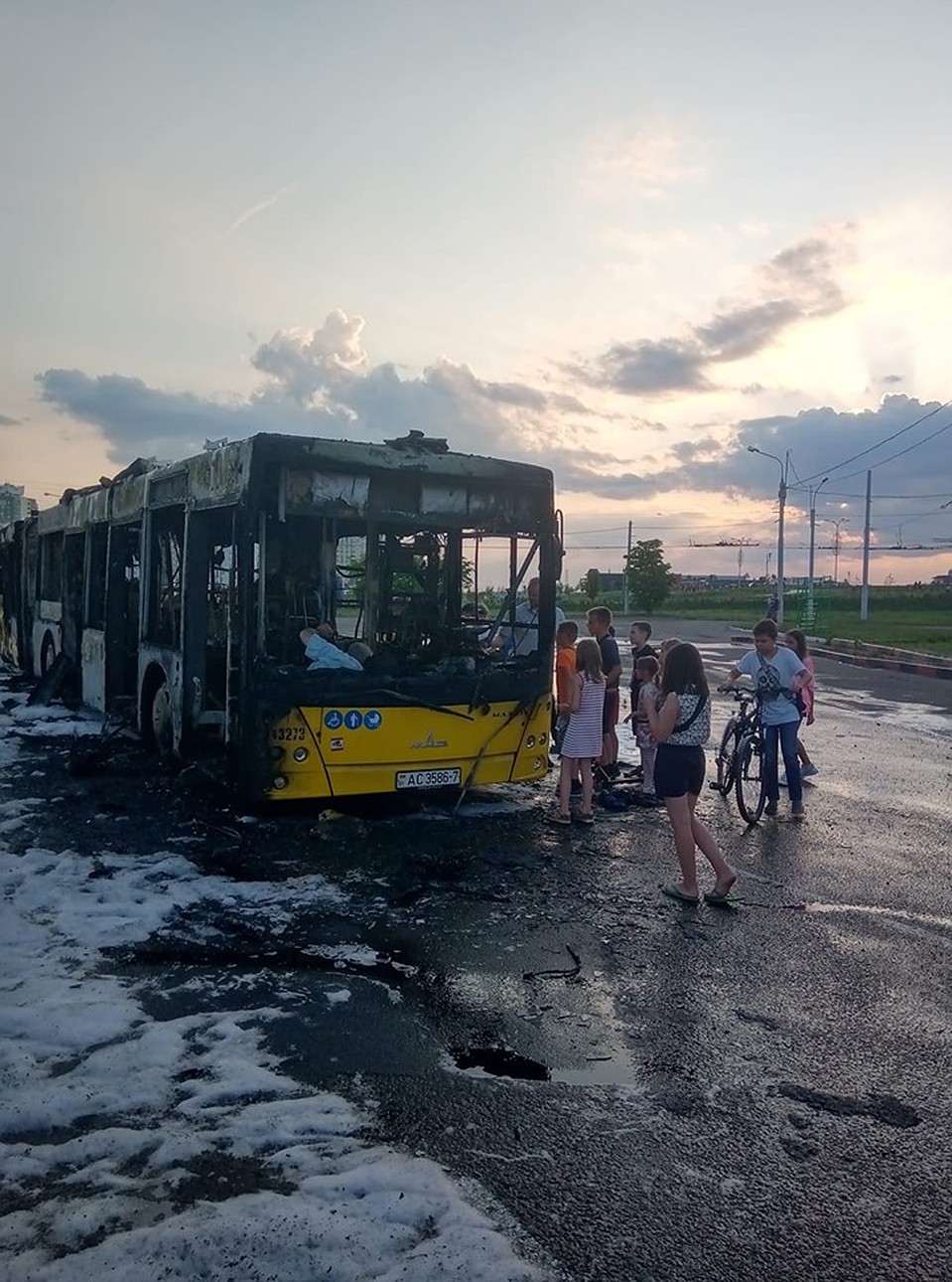 В автобусе на момент происшествия никого не было. Фото: Никита Семеняко (Фейсбук)