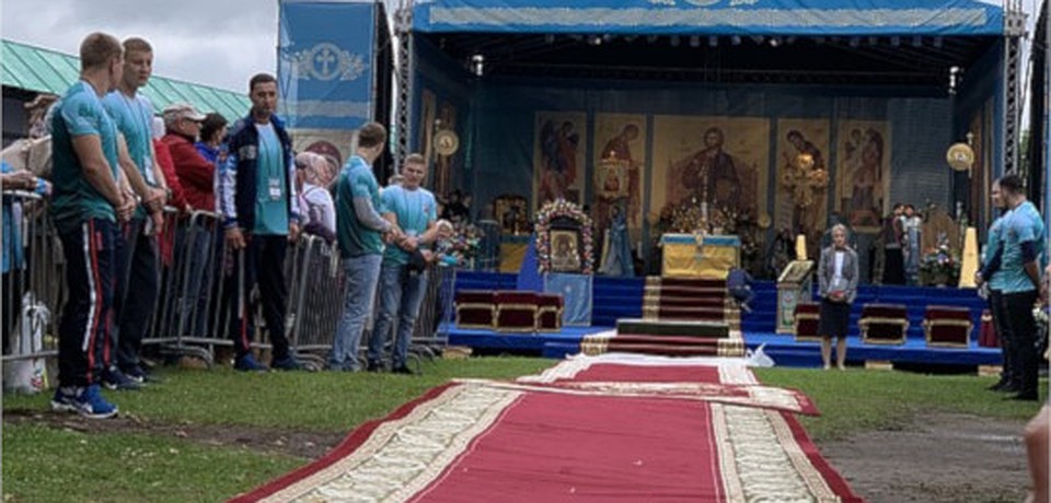 Кот вальяжно возлежал на красной дорожке. Фото: Татьяна РУМЯНЦЕВА