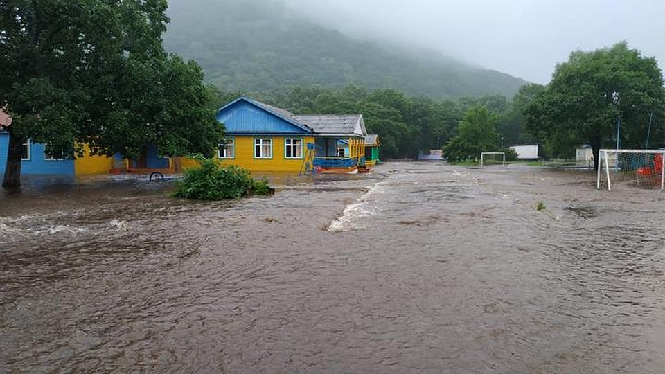 Поступающая вода затопила всю территорию лагеря Фото: Предоставлено очевидцами