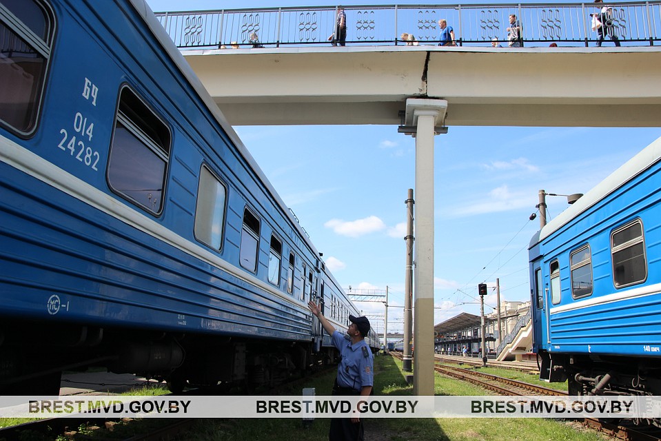 Женщина прыгнула вниз с пешеходного моста. Фото: brest.mvd.gov.by