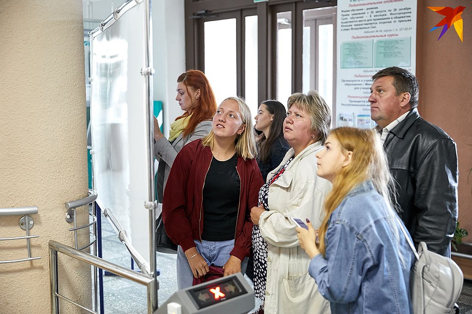 А самые счастливые находят себя и своих детей в списках зачисленных на бюджет Фото: Павел МАРТИНЧИК