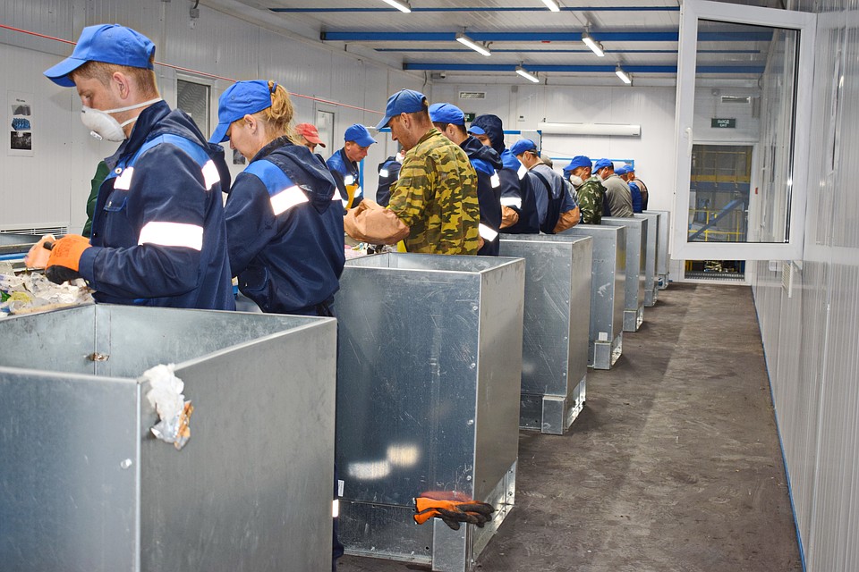 Рабочие мусоросортировочного завода в Кировском округе Омска проходят обучение.