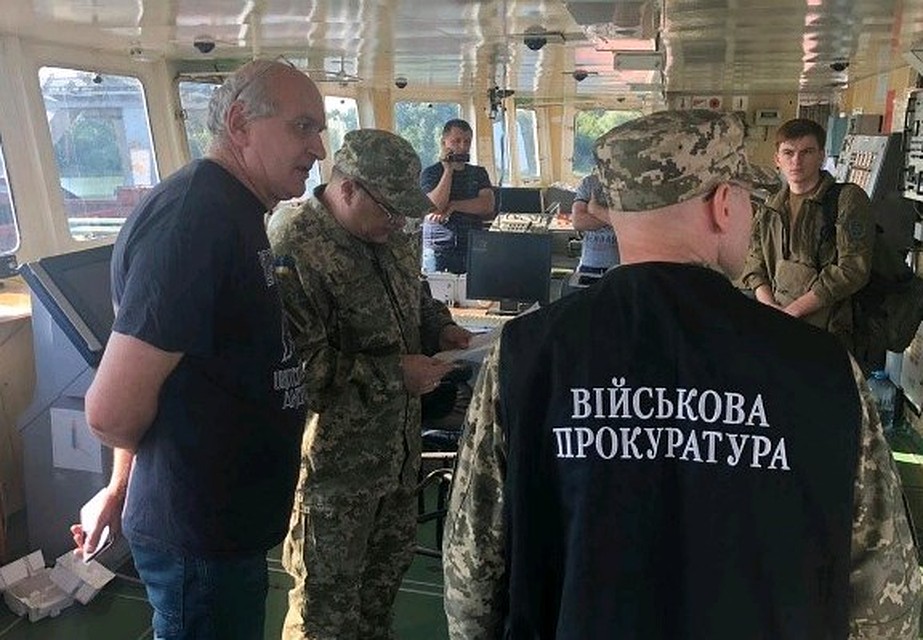 Сотрудники украинской военной прокуратуры на борту российского танкера.