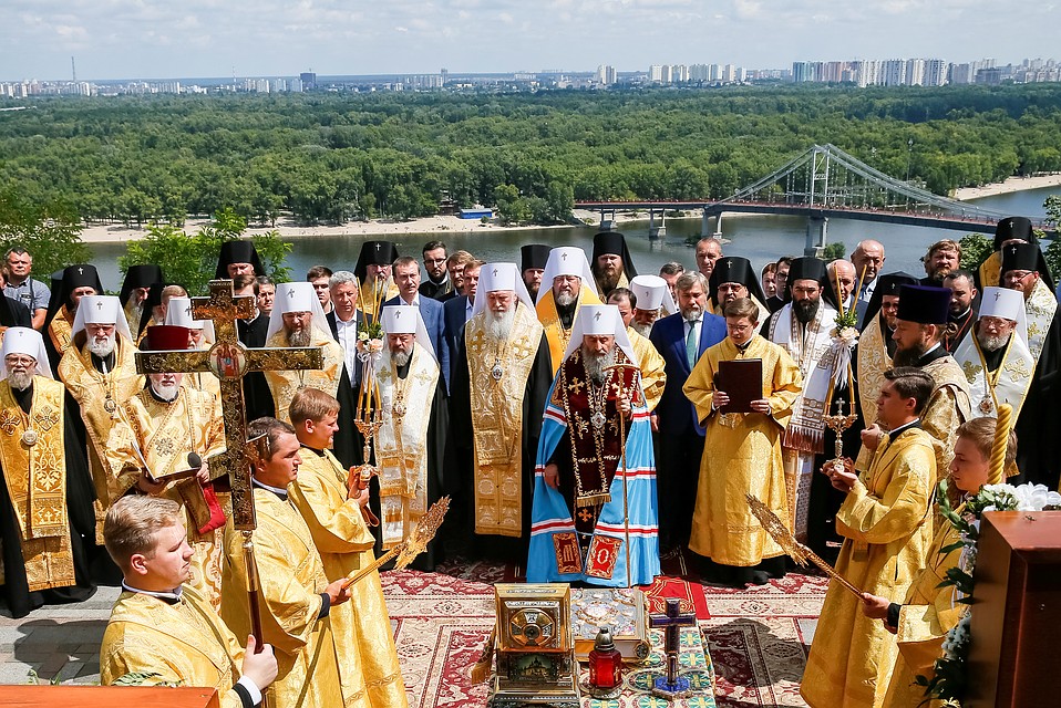 Среди привезенных реликвий были мощи князя Владимира и апостола Андрея Первозванного Фото: REUTERS