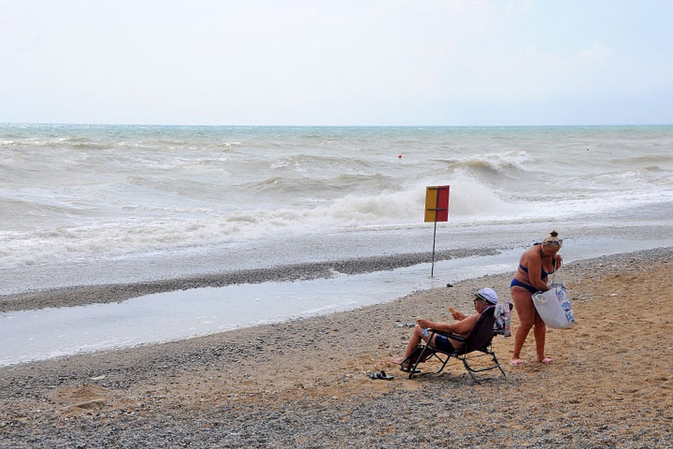 Море в Саках волнуется раз, Море в Саках волнуется два, море в Саках волнуется три… Пляжная жизнь, на время замри! Фото: Сергей ПОНОМАРЕВ