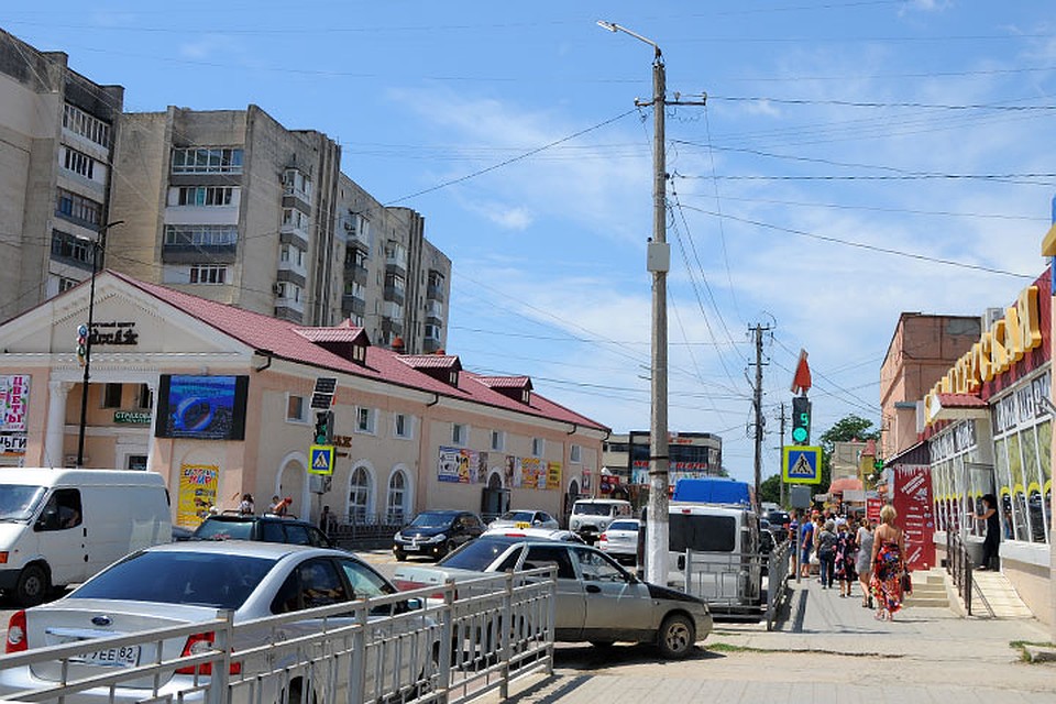 Даже в центре Саки – это типичный советский курортный городок. С панельными многоэтажками и торговой улицей. Фото: Сергей ПОНОМАРЕВ