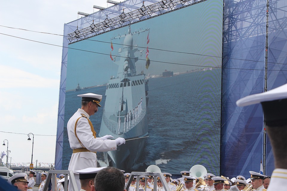 Главный морской парад открывал военный оркестр Фото: Роман ЛЯЛИН