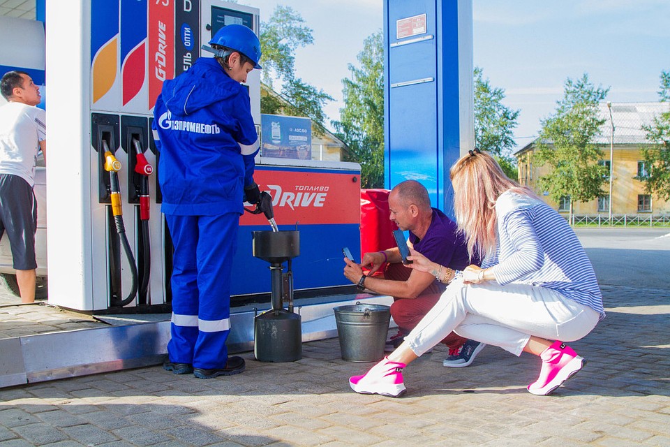 Сотрудник АЗС «Газпромнефть» под наблюдением блогеров наполняет мерник.