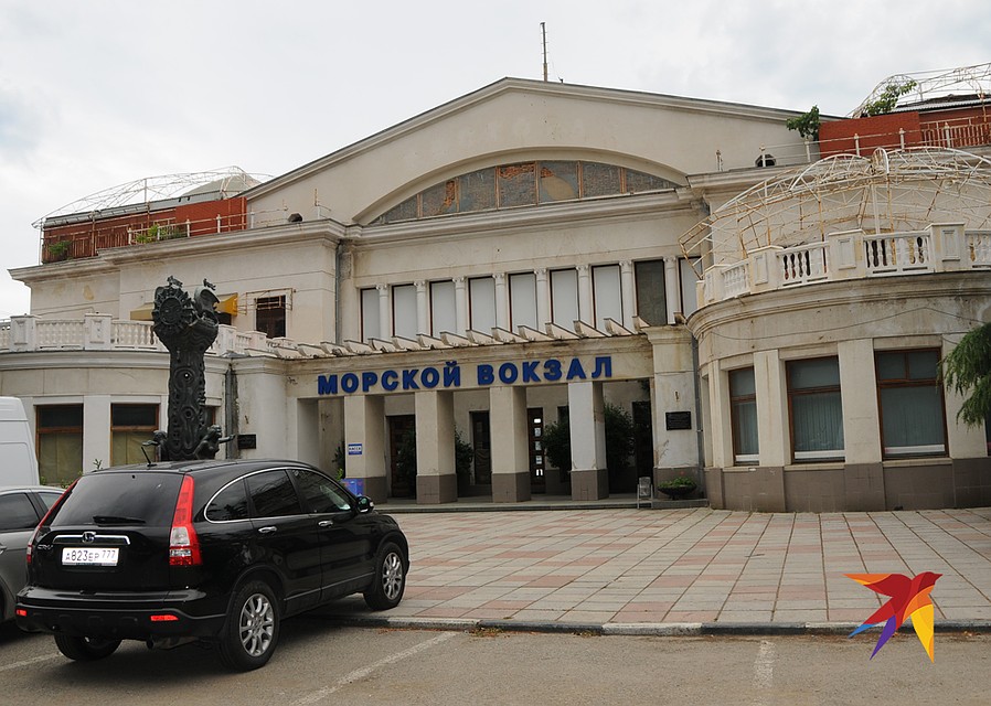 Морские ворота Ялты большую часть суток простаивают – народ предпочитает другие виды транспорта. Фото: Сергей ПОНОМАРЕВ