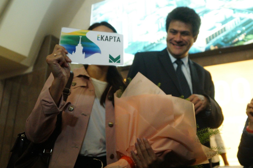 Больше всего Диана порадовалась «Е-карте» на 100 бесплатных поездок Фото: Алексей БУЛАТОВ