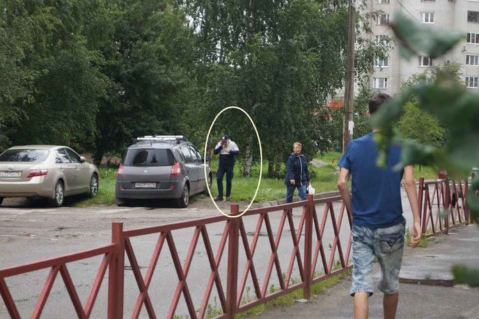 Когда мы приехали к Марии домой на интервью, мужчина крутился неподалеку от ее подъезда. Фото: Полина ЗАЙЦЕВА