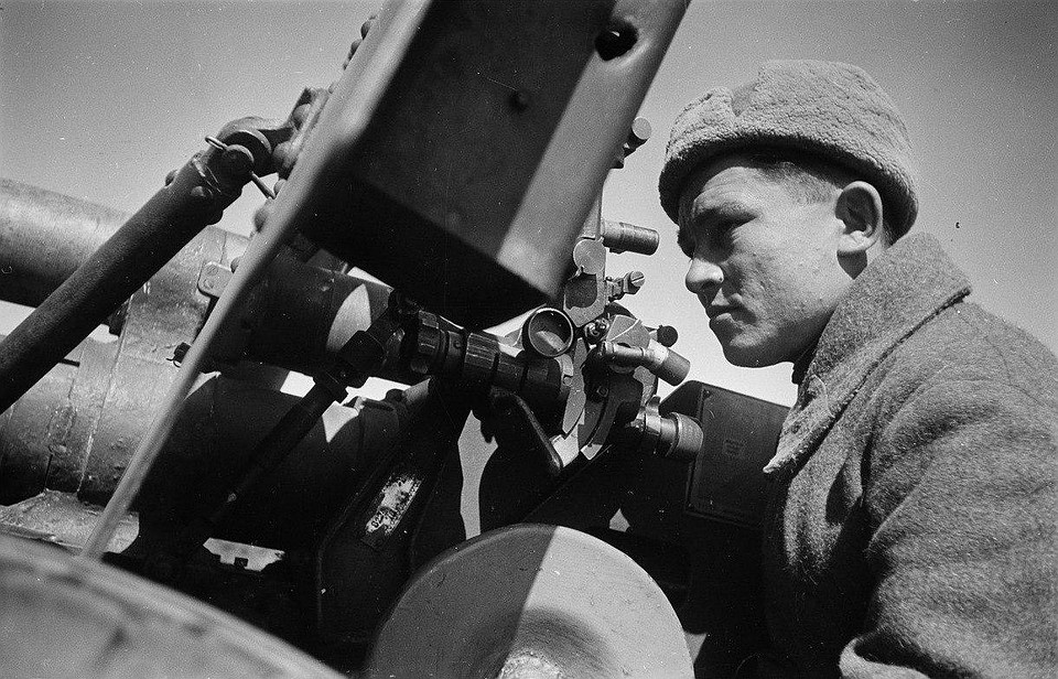 Советский солдат-артиллерист производит наведение 76,2-мм дивизионной пушки ЗиС-3. Такими орудиями был укомплектован полк Давыдова. Фото: waralbum.ru