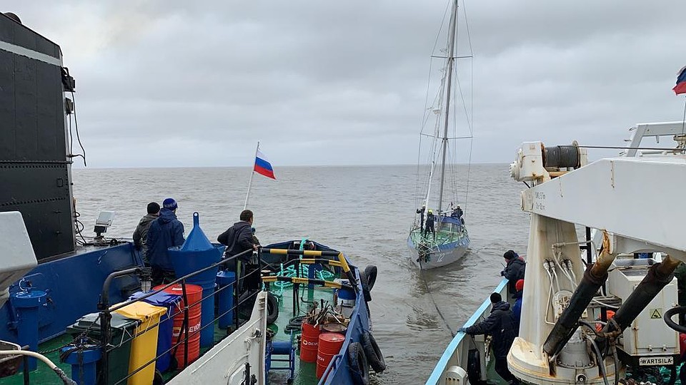 Помощь научно-исследовательскому судну пришла быстро. Фото: Александр МИЛКУС