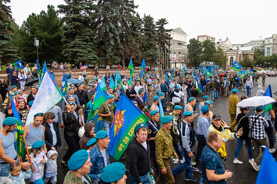 Десантники собрались на площади Революции утром 2 августа. Фото: Валерий ЗВОНАРЕВ