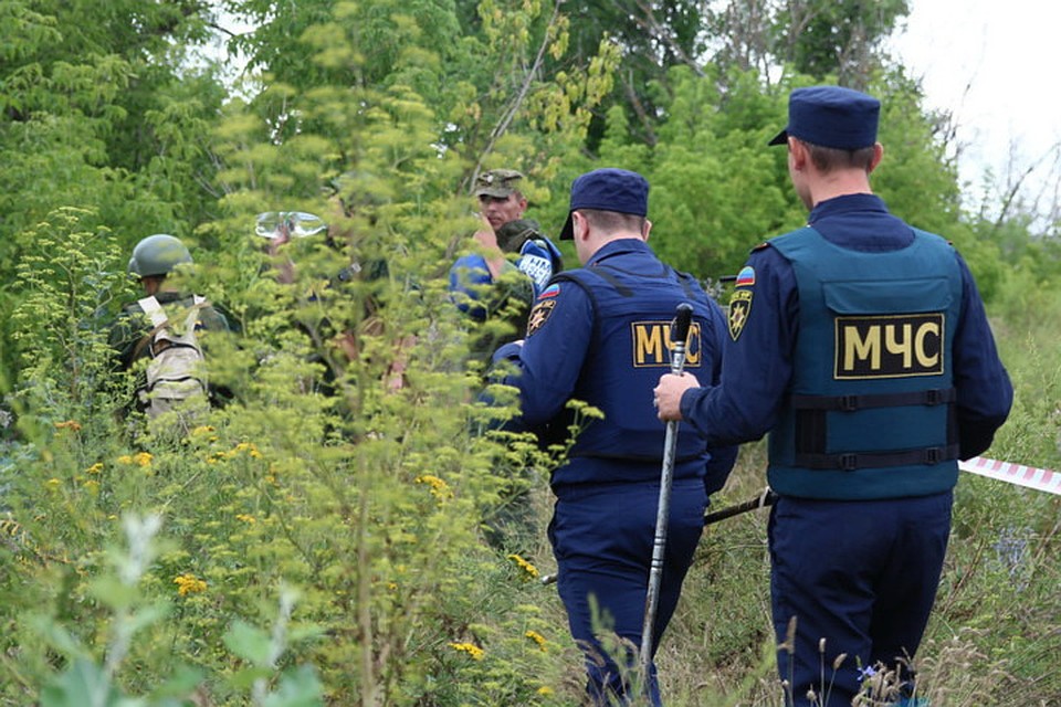 В районе моста сотрудники МЧС ищут взрывоопасные предметы. Фото: lug-info.com