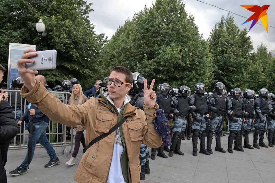 Селфи на митинге. Фото: Михаил ФРОЛОВ