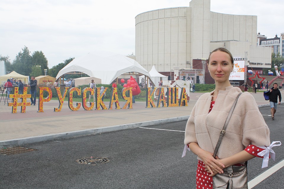 Мастерство кулинаров оценила и гостя из Воронежа Евгения. Фото: Ирина ТАРАСОВА