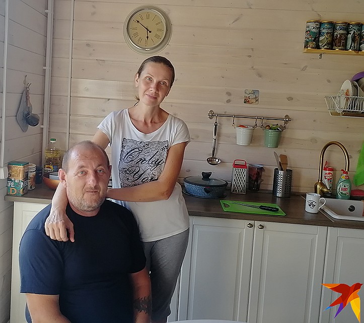 Анастасия и Владимир Емелины продали комнату в Москве и построили просторный дом в деревне. Место есть и детям, и внукам. Одна беда: топить электричеством зимой слишком дорого Фото: Владимир ПЕРЕКРЕСТ