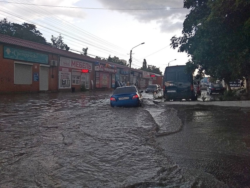 По улице Глинки автомобили не ехали, а плыли Фото: Анастасия ЖУКОВА