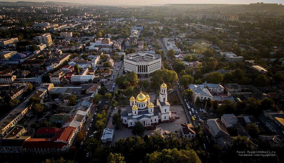 Пока что центр Симферополя утопает в зелени. Фото: Павел Мягких
