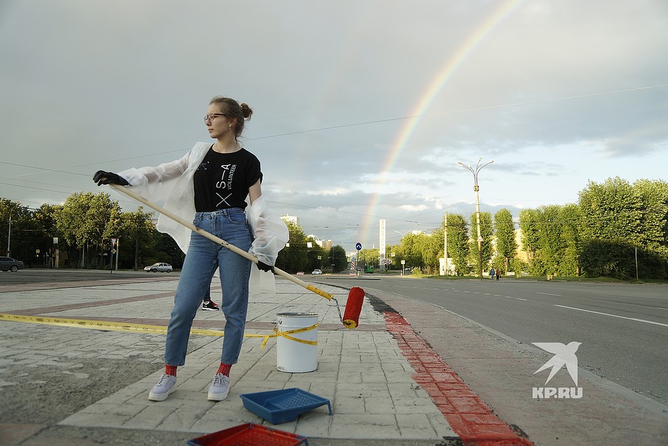 Покрасу Лампасу в нелегком труде помогали несколько волонтеров Фото: Алексей БУЛАТОВ