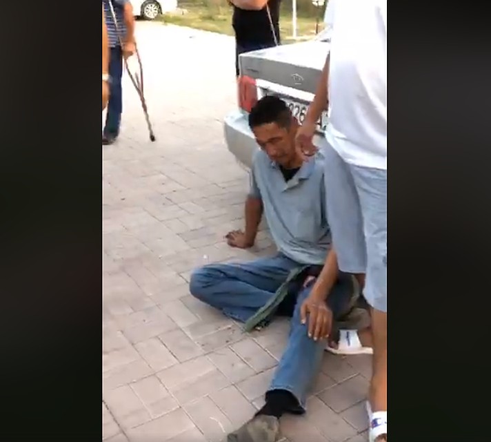 В Чуйскую областную больницу по линии Скорой помощи доставлены двое мужчин с ранением в грудную клетку резиновыми пулями. Фото: кадр с видео