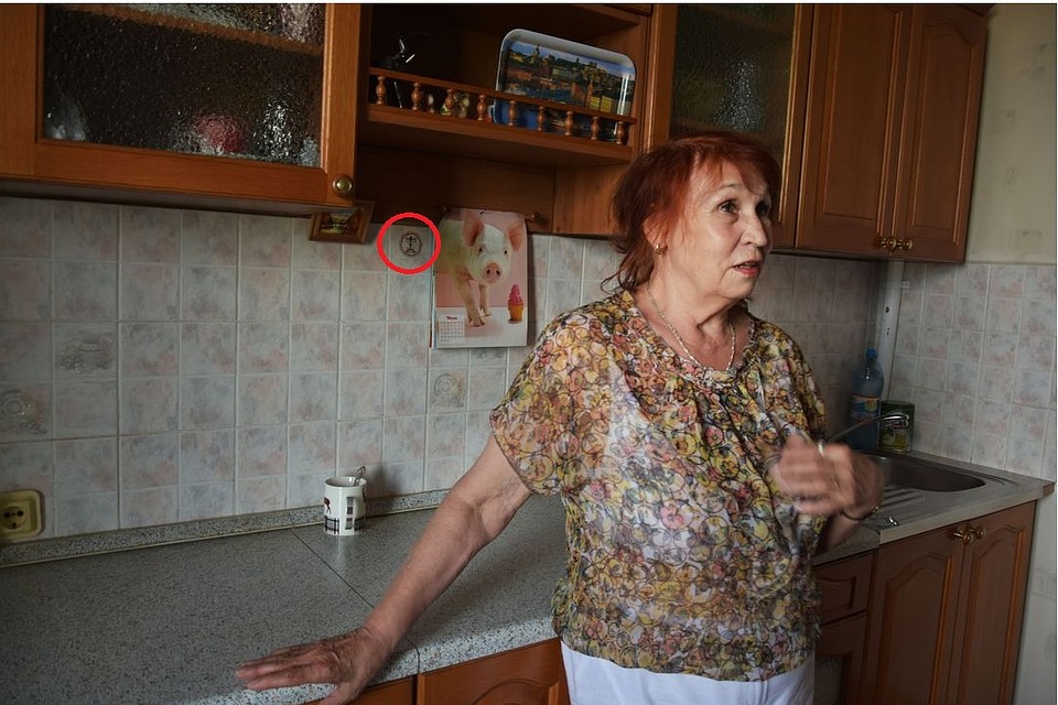 Батюшка освятил квартиру и защитил ее наклейками. Фото: Алена МАРТЫНОВА