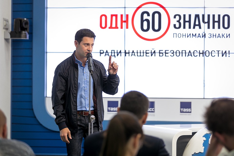 Актер и певец Антон Макарский принял участие в челлендже #21деньбезнарушений. Источник фото: ЭЦ «Движение без опасности»