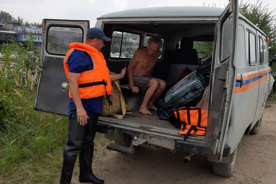 У Хабаровска пенсионер, три дня провел на острове окруженный водой Фото: ДВРПСО МЧС России