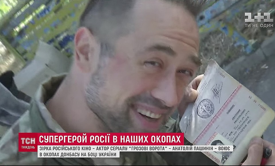 Пашинин машет российским паспортом, заявляя, что принципиально не отказывается от гражданства