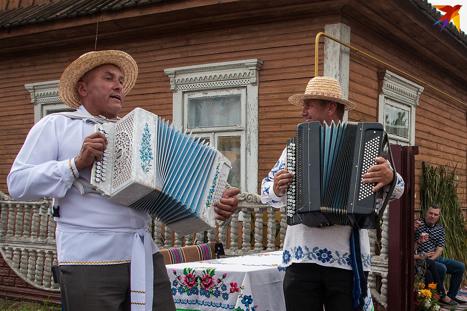 Гармонисты играли и народные, и популярные песни - например, «Деспасито». Фото: Оксана БРОВАЧ